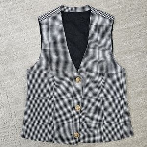 Chic Houndstooth Vest with Wooden Buttons